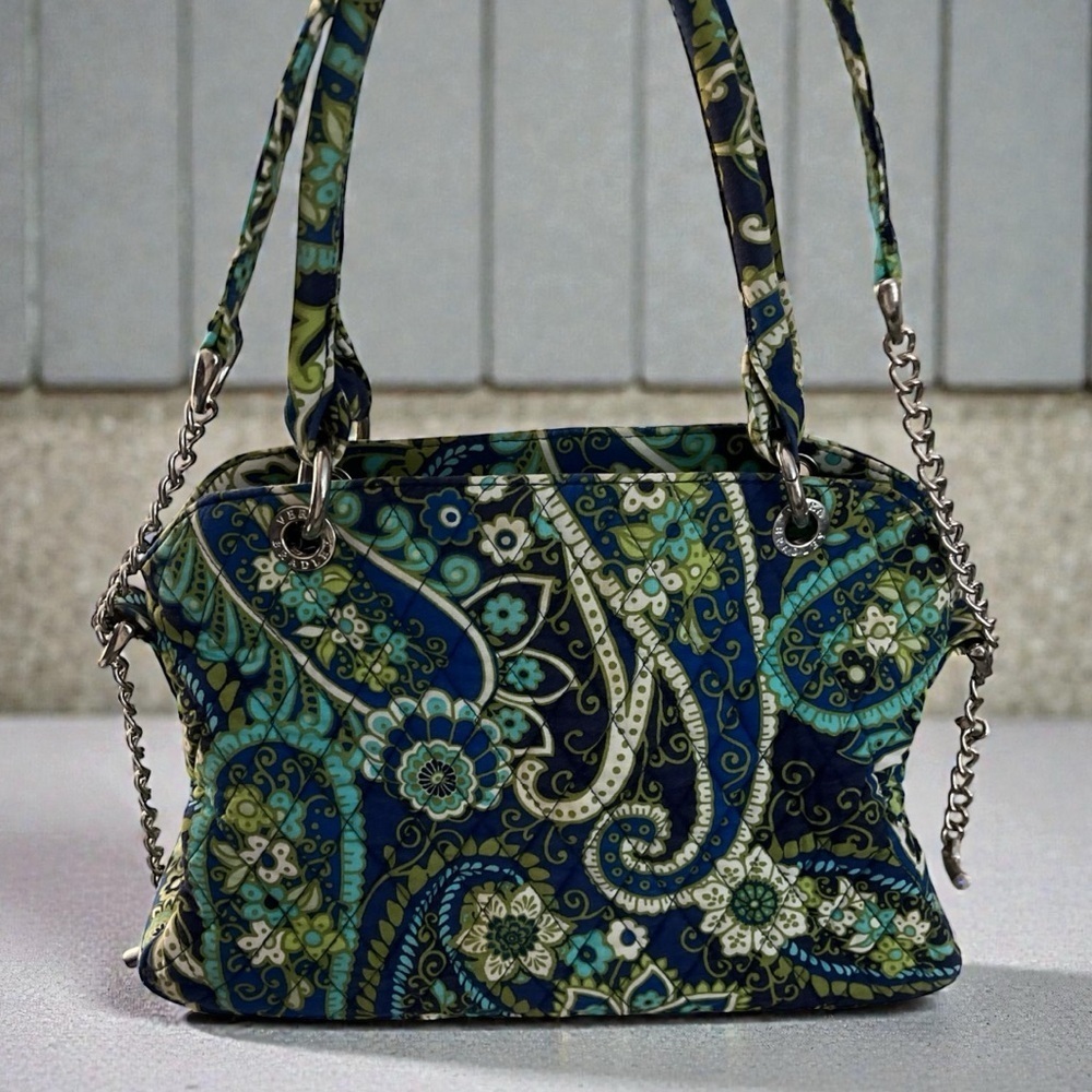 Adorable Vera Bradley Zippered Handbag with Floral Pattern